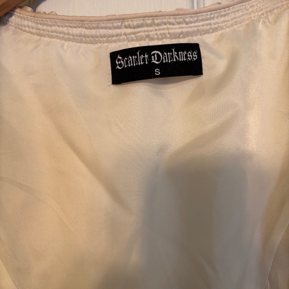 Cream Brocade Dirndl with Lace Apron - Picture 12 of 13